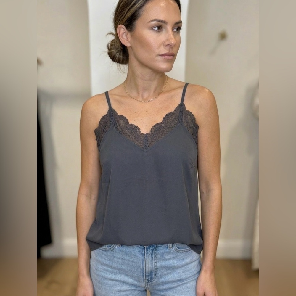 BiBi NWT Charcoal Gray Scalloped Lace Trim Cami V-Neck Strappy Layering Tank S